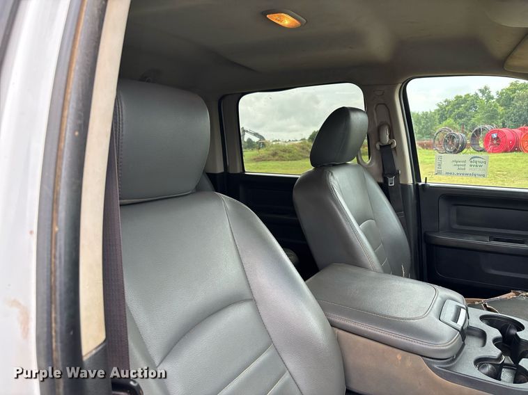 image for item DW7131 2016 Dodge Ram 3500 Crew Cab utility bed pickup truck