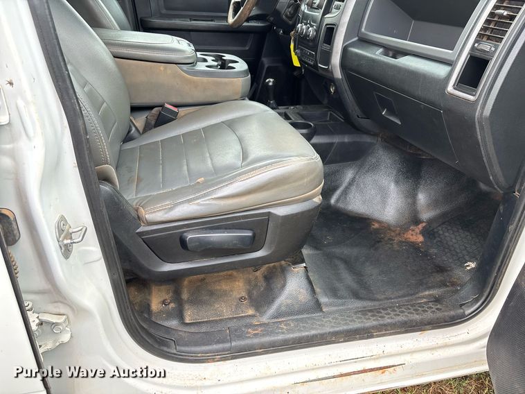 image for item DW7131 2016 Dodge Ram 3500 Crew Cab utility bed pickup truck