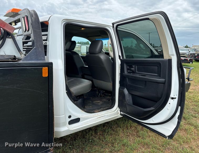 image for item DW7131 2016 Dodge Ram 3500 Crew Cab utility bed pickup truck