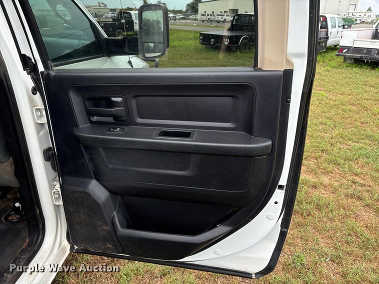 image for item DW7131 2016 Dodge Ram 3500 Crew Cab utility bed pickup truck