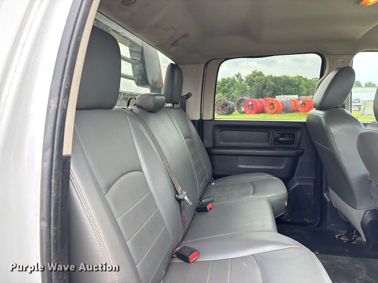 image for item DW7131 2016 Dodge Ram 3500 Crew Cab utility bed pickup truck