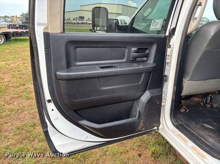 image for item DW7131 2016 Dodge Ram 3500 Crew Cab utility bed pickup truck