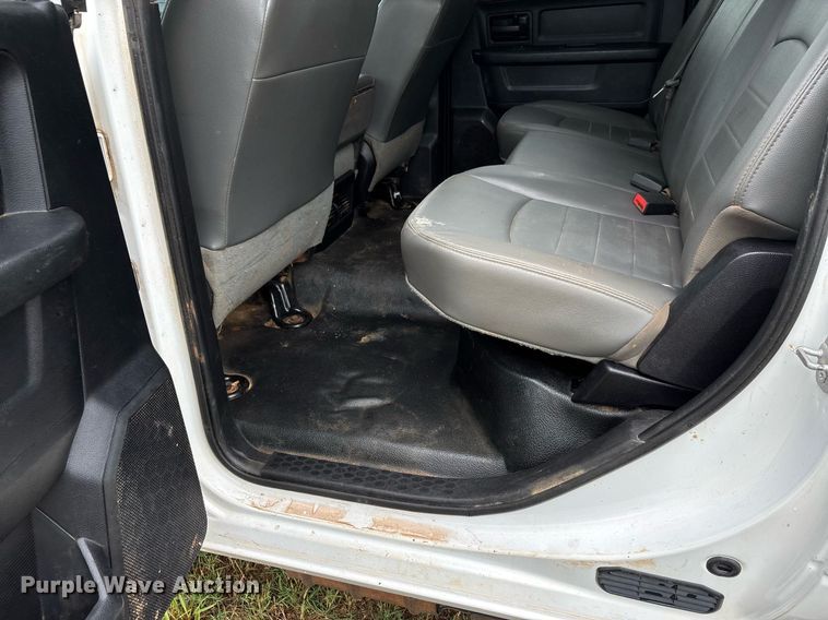 image for item DW7131 2016 Dodge Ram 3500 Crew Cab utility bed pickup truck