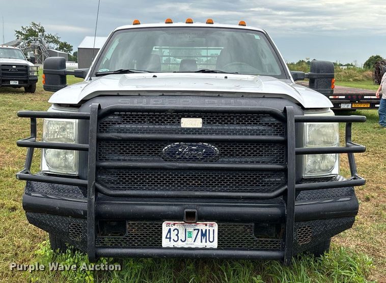 image for item DW7132 2012 Ford F350 Super Duty XL  Crew Cab flatbed pickup truck