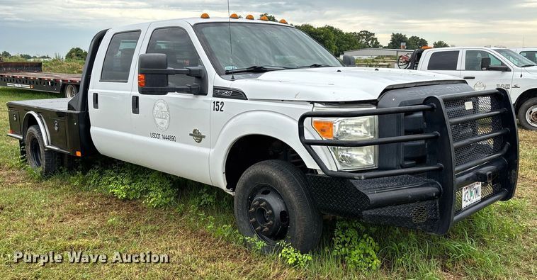 image for item DW7132 2012 Ford F350 Super Duty XL  Crew Cab flatbed pickup truck