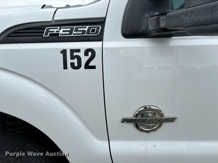 image for item DW7132 2012 Ford F350 Super Duty XL  Crew Cab flatbed pickup truck