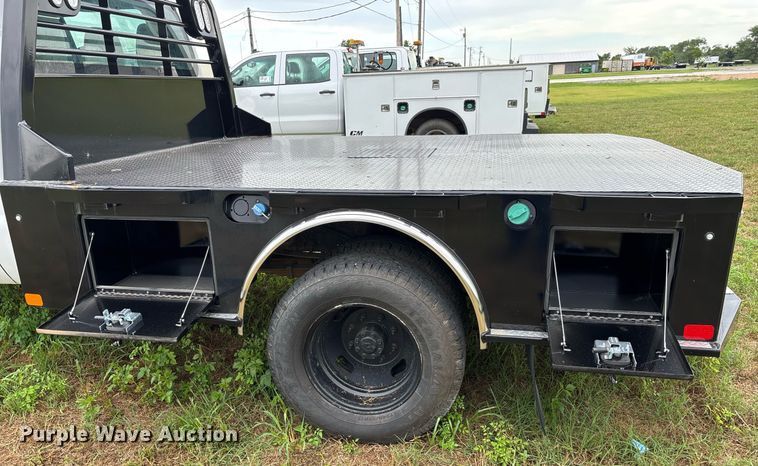 image for item DW7132 2012 Ford F350 Super Duty XL  Crew Cab flatbed pickup truck