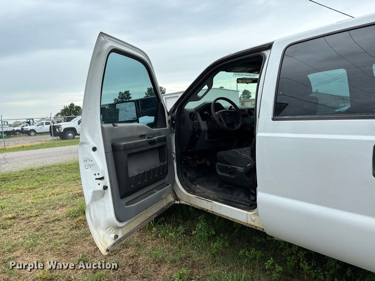 image for item DW7132 2012 Ford F350 Super Duty XL  Crew Cab flatbed pickup truck