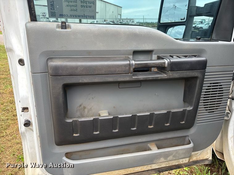 image for item DW7132 2012 Ford F350 Super Duty XL  Crew Cab flatbed pickup truck