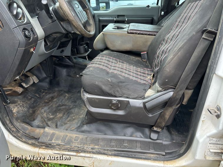 image for item DW7132 2012 Ford F350 Super Duty XL  Crew Cab flatbed pickup truck