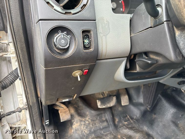 image for item DW7132 2012 Ford F350 Super Duty XL  Crew Cab flatbed pickup truck