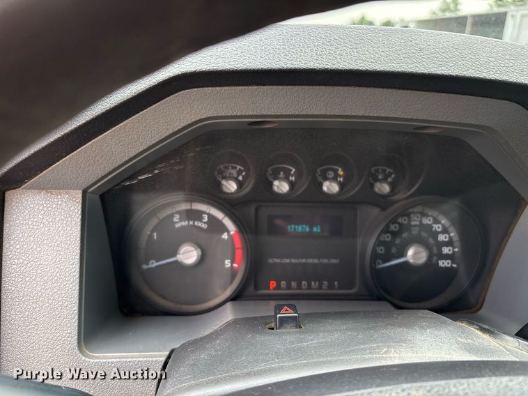 image for item DW7132 2012 Ford F350 Super Duty XL  Crew Cab flatbed pickup truck