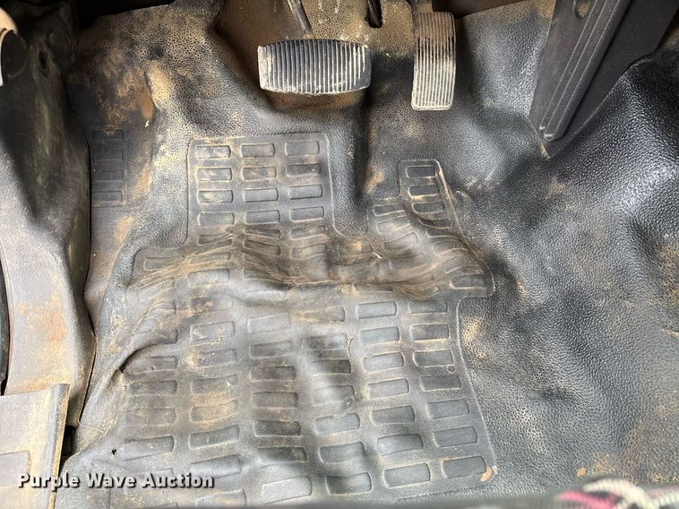 image for item DW7132 2012 Ford F350 Super Duty XL  Crew Cab flatbed pickup truck