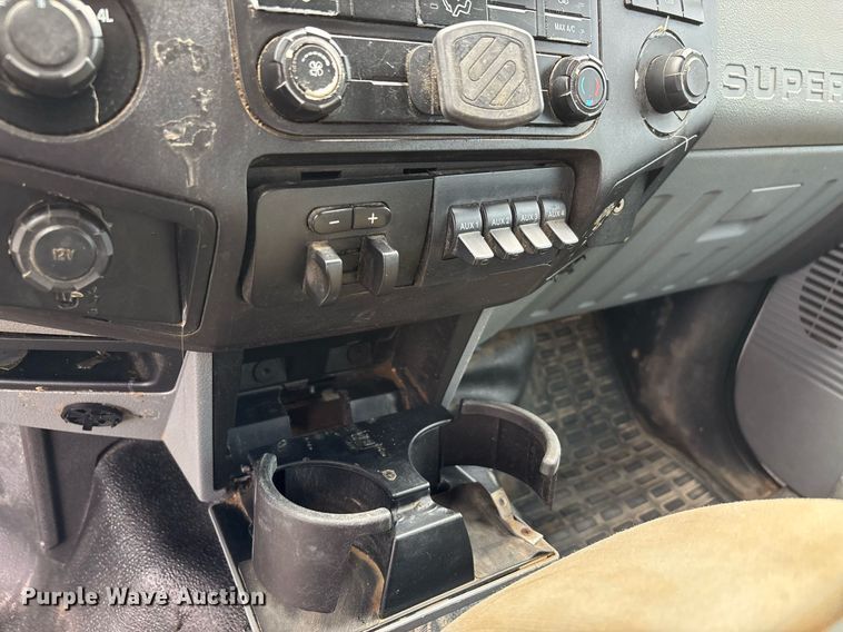 image for item DW7132 2012 Ford F350 Super Duty XL  Crew Cab flatbed pickup truck