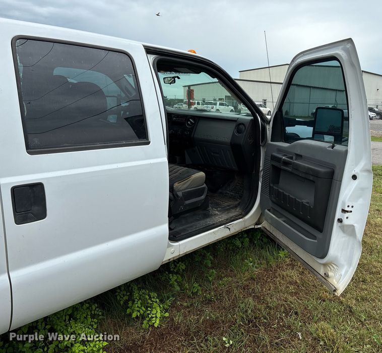 image for item DW7132 2012 Ford F350 Super Duty XL  Crew Cab flatbed pickup truck