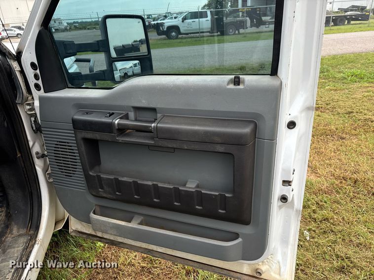 image for item DW7132 2012 Ford F350 Super Duty XL  Crew Cab flatbed pickup truck