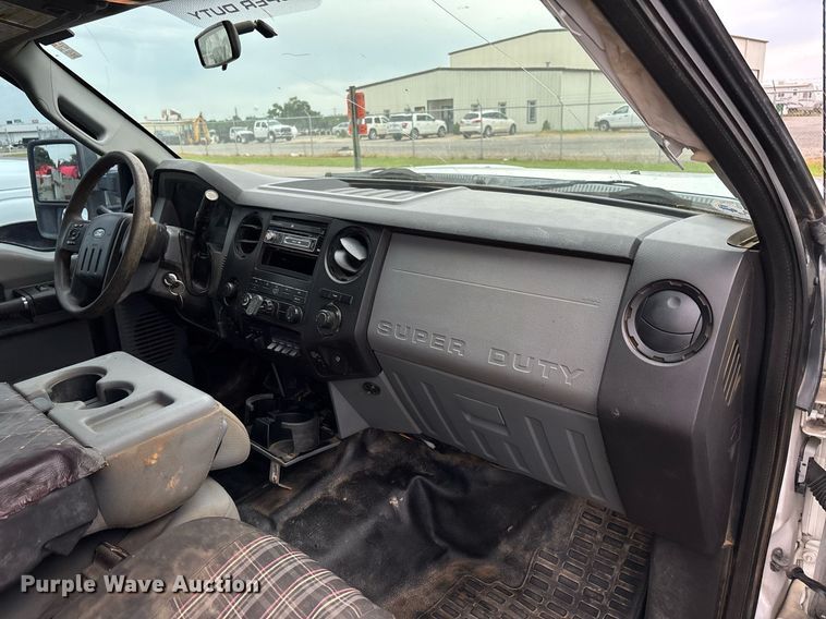 image for item DW7132 2012 Ford F350 Super Duty XL  Crew Cab flatbed pickup truck