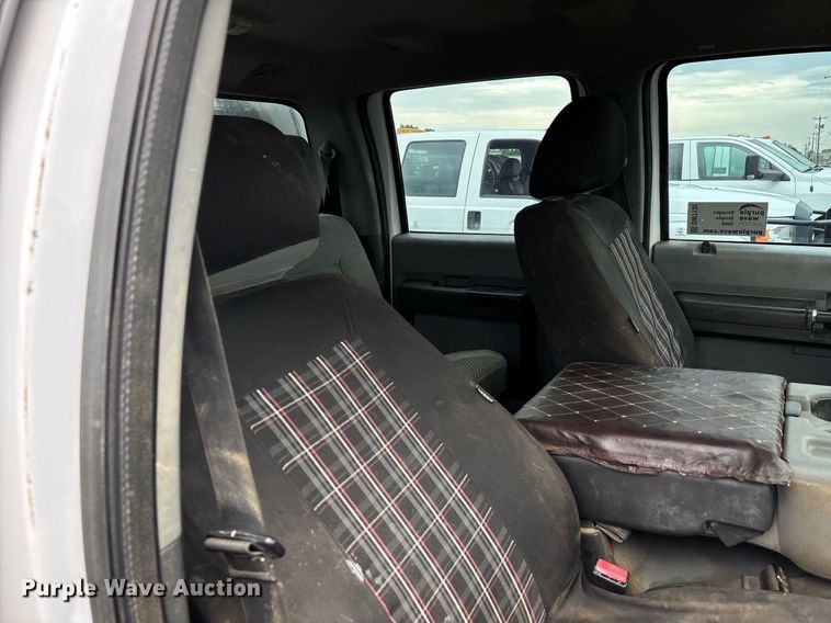 image for item DW7132 2012 Ford F350 Super Duty XL  Crew Cab flatbed pickup truck