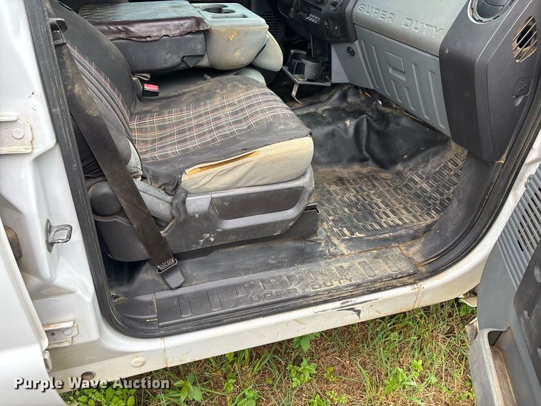 image for item DW7132 2012 Ford F350 Super Duty XL  Crew Cab flatbed pickup truck