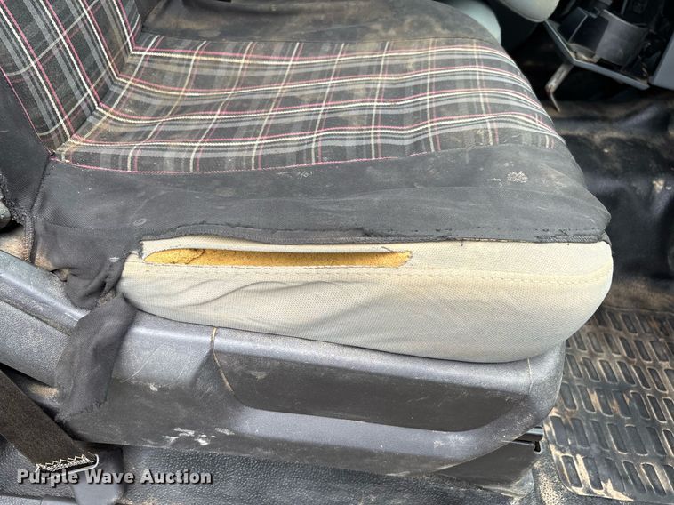 image for item DW7132 2012 Ford F350 Super Duty XL  Crew Cab flatbed pickup truck