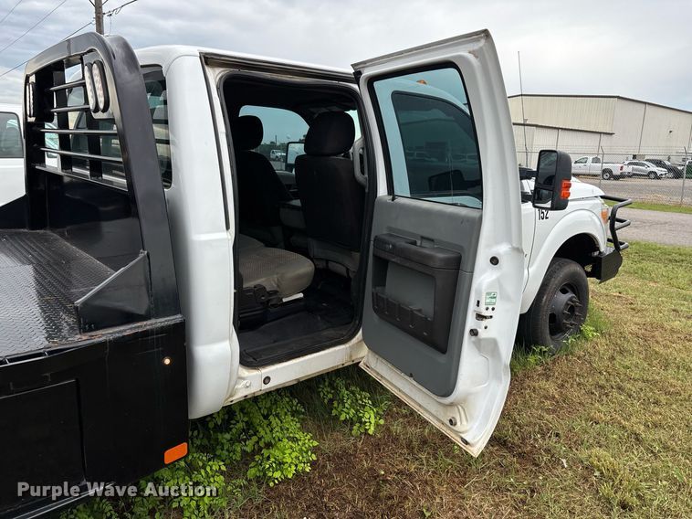 image for item DW7132 2012 Ford F350 Super Duty XL  Crew Cab flatbed pickup truck