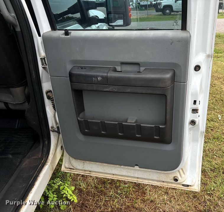 image for item DW7132 2012 Ford F350 Super Duty XL  Crew Cab flatbed pickup truck