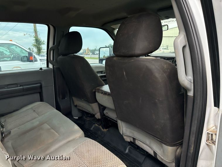 image for item DW7132 2012 Ford F350 Super Duty XL  Crew Cab flatbed pickup truck