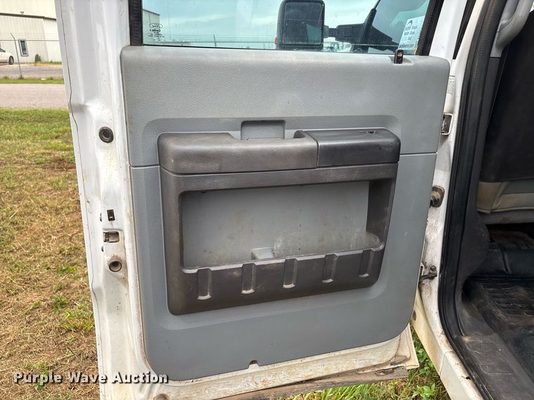 image for item DW7132 2012 Ford F350 Super Duty XL  Crew Cab flatbed pickup truck