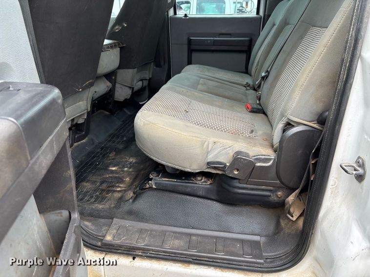 image for item DW7132 2012 Ford F350 Super Duty XL  Crew Cab flatbed pickup truck