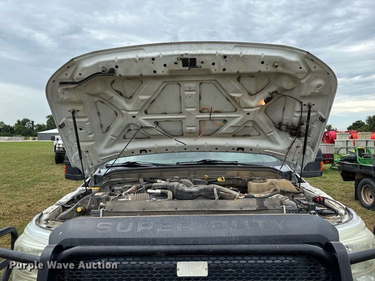 image for item DW7132 2012 Ford F350 Super Duty XL  Crew Cab flatbed pickup truck