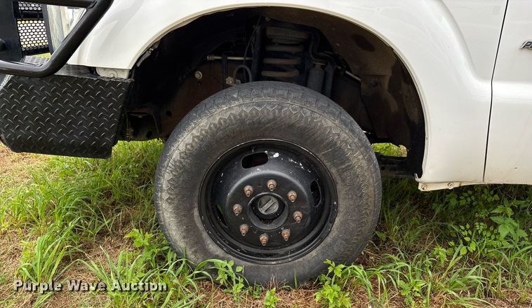 image for item DW7132 2012 Ford F350 Super Duty XL  Crew Cab flatbed pickup truck