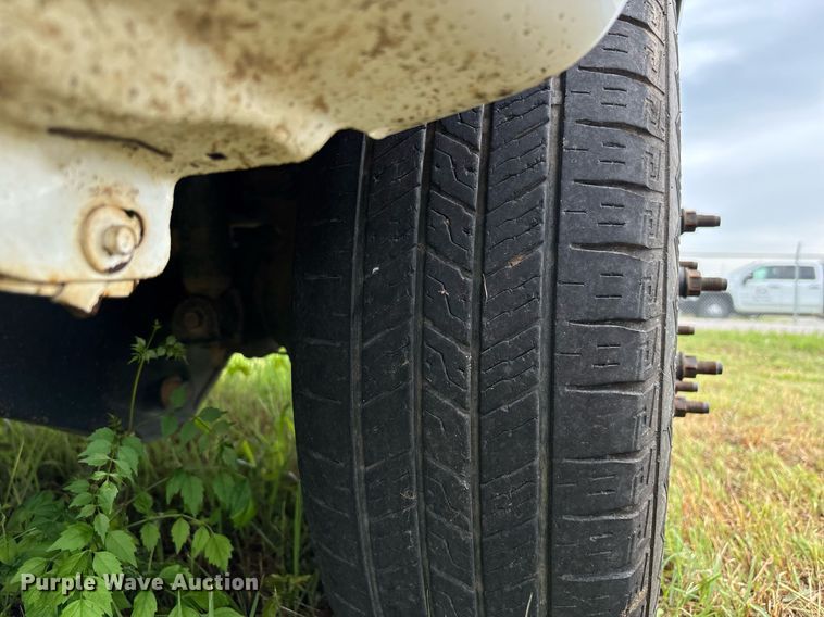 image for item DW7132 2012 Ford F350 Super Duty XL  Crew Cab flatbed pickup truck