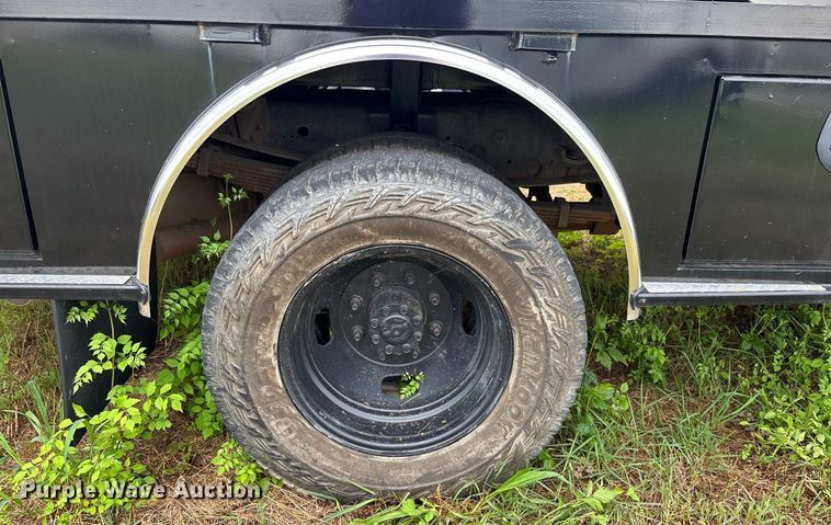 image for item DW7132 2012 Ford F350 Super Duty XL  Crew Cab flatbed pickup truck