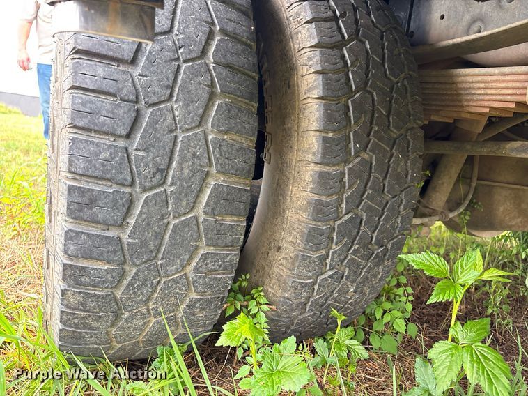 image for item DW7132 2012 Ford F350 Super Duty XL  Crew Cab flatbed pickup truck