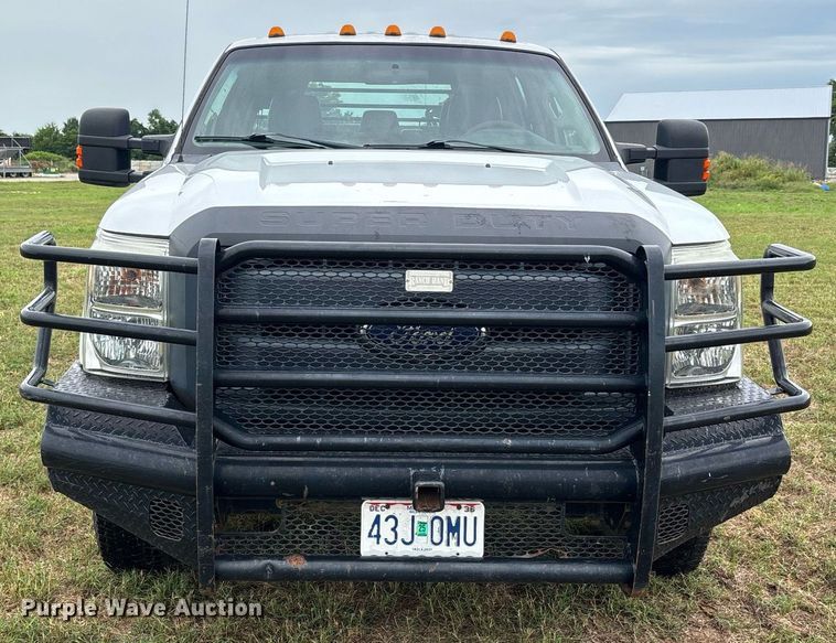 image for item DW7133 2012 Ford F350 Super Duty XL Crew Cab flatbed pickup truck