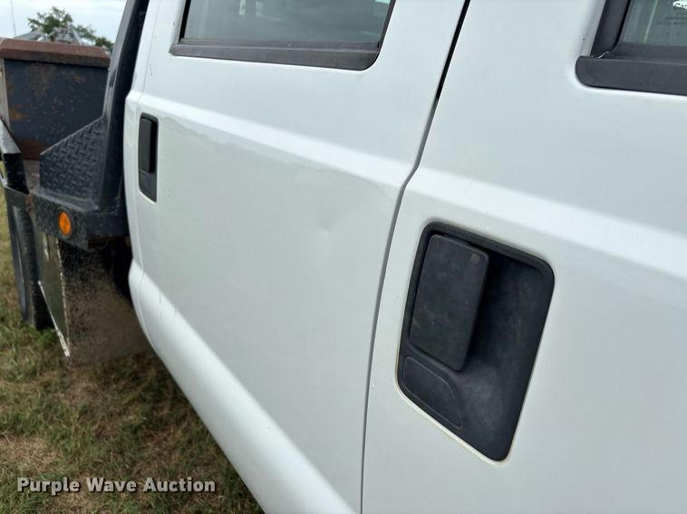image for item DW7133 2012 Ford F350 Super Duty XL Crew Cab flatbed pickup truck