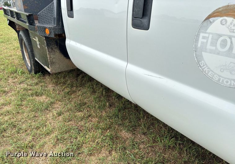 image for item DW7133 2012 Ford F350 Super Duty XL Crew Cab flatbed pickup truck