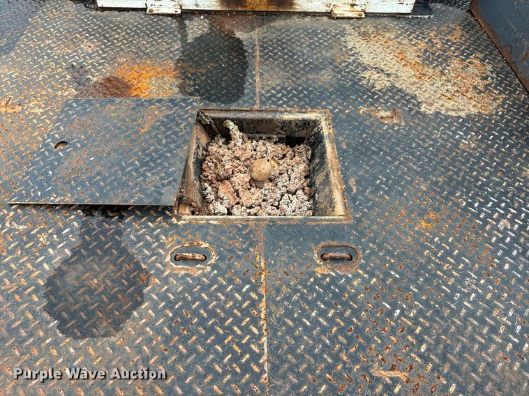 image for item DW7133 2012 Ford F350 Super Duty XL Crew Cab flatbed pickup truck