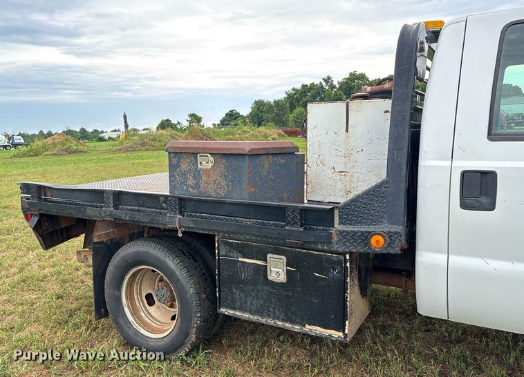 image for item DW7133 2012 Ford F350 Super Duty XL Crew Cab flatbed pickup truck