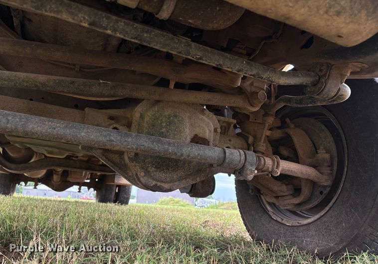 image for item DW7133 2012 Ford F350 Super Duty XL Crew Cab flatbed pickup truck