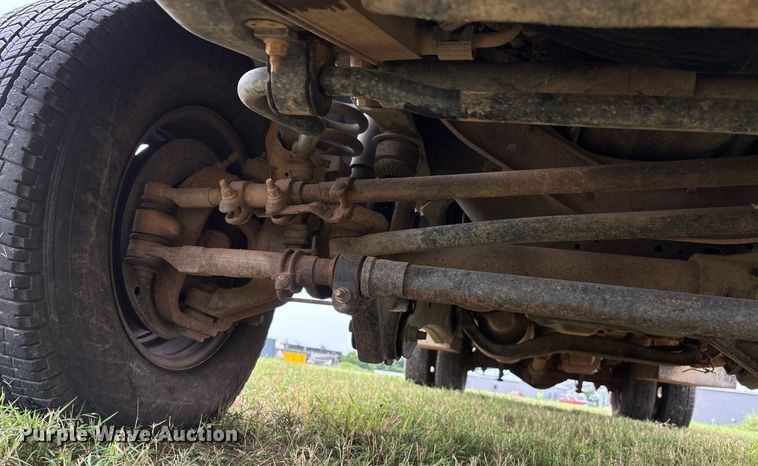 image for item DW7133 2012 Ford F350 Super Duty XL Crew Cab flatbed pickup truck