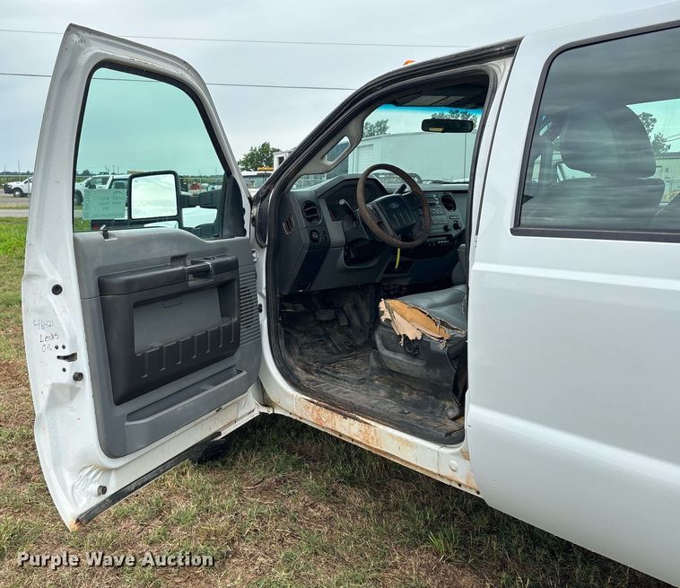 image for item DW7133 2012 Ford F350 Super Duty XL Crew Cab flatbed pickup truck