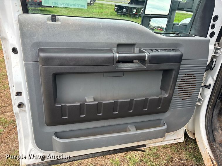 image for item DW7133 2012 Ford F350 Super Duty XL Crew Cab flatbed pickup truck