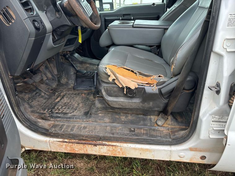 image for item DW7133 2012 Ford F350 Super Duty XL Crew Cab flatbed pickup truck