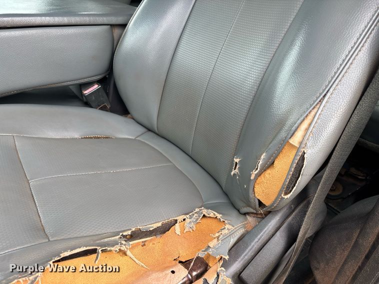 image for item DW7133 2012 Ford F350 Super Duty XL Crew Cab flatbed pickup truck