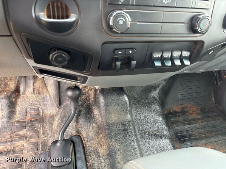 image for item DW7133 2012 Ford F350 Super Duty XL Crew Cab flatbed pickup truck