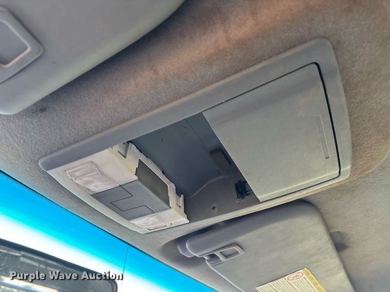 image for item DW7133 2012 Ford F350 Super Duty XL Crew Cab flatbed pickup truck