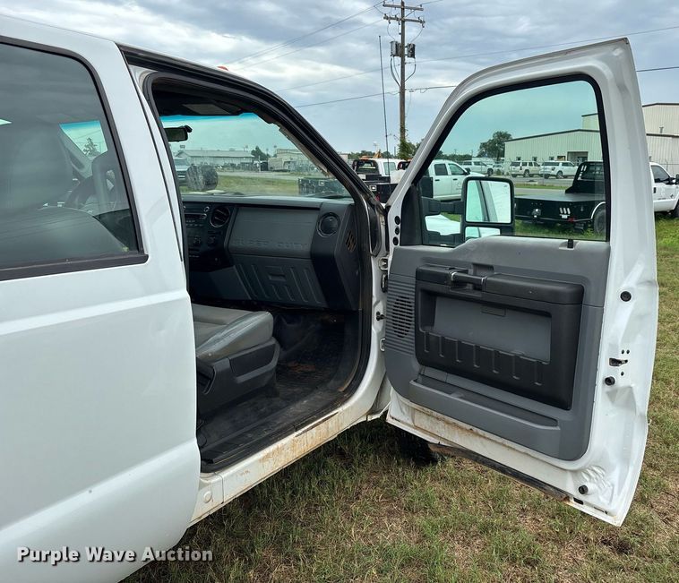 image for item DW7133 2012 Ford F350 Super Duty XL Crew Cab flatbed pickup truck