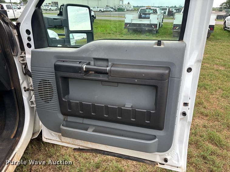 image for item DW7133 2012 Ford F350 Super Duty XL Crew Cab flatbed pickup truck