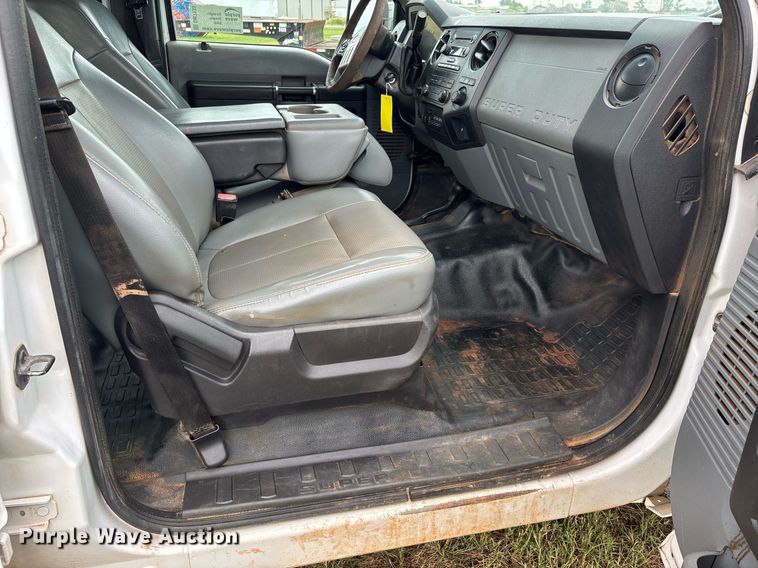 image for item DW7133 2012 Ford F350 Super Duty XL Crew Cab flatbed pickup truck